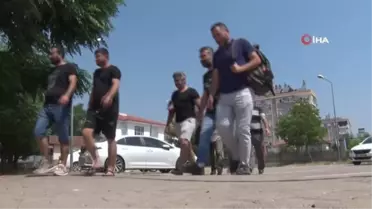 Fedakar öğretmenler, ellerinde fırçalarla okulun koridor ve sınıflarını tek tek boyuyor