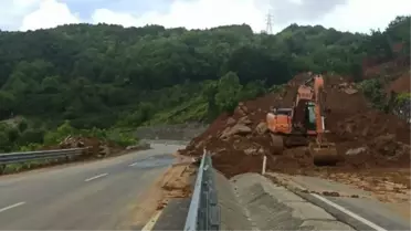 Zonguldak'ta heyelan sonrası ulaşım tek şeritten açıldı