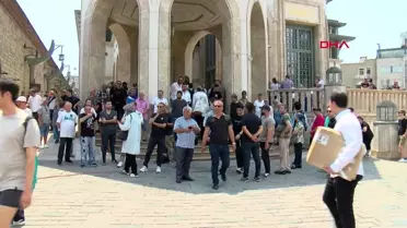 Sanatçı Özkan Uğur'un Cenazesi Taksim Camii'nde Kılınan Namazın Ardından Karacaahmet Mezarlığı'na Götürüldü