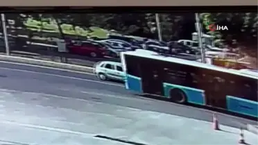 Otobüsten inen yolcuya motor kurye böyle çarptı