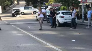 Freni Boşalan Midibüs 2 Otomobile Çarptı: 2 Yaralı