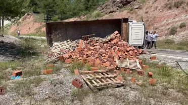 Karabük'te devrilen tuğla yüklü kamyondaki 1 kişi hastaneye kaldırıldı