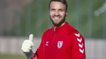Yılport Samsunspor'un file bekçisi Okan Kocuk, takımının kalesini korumak için heyecanlı