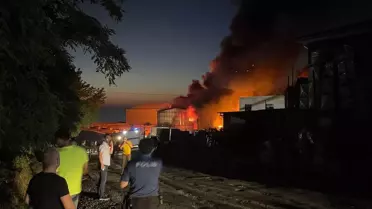 Sinop'ta bir inşaat firmasına ait depoda çıkan yangın söndürülmeye çalışılıyor