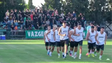 Akhisarspor, genç futbolcuların sözleşmesini yeniledi ve antrenmanlara başladı