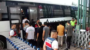 Kocaeli Valiliği, 6 düzensiz göçmeni Şanlıurfa'ya teslim etti