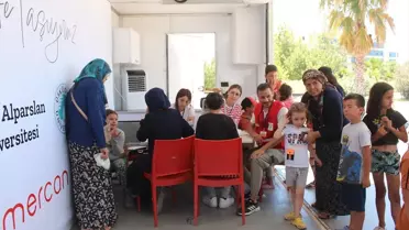 İskenderun'da çadır ve konteyner kentlerde göz muayenesi yapılıyor