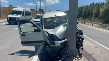 Gebze'de Yön Tabelasına Çarpan Araç Sürücüsü Tedavi Altına Alındı