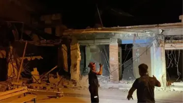 Osmaniye'de depremde ağır hasar gören binanın üst katı çöktü