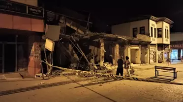 Osmaniye'de deprem sonrası ağır hasar alan bina yıkıldı