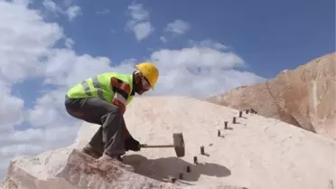 Taş Ustası, Tonlarca Ağırlıktaki Kayaları Kırarak Dekorasyon Malzemesi Haline Getiriyor