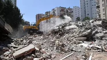 Adana'da Depremde Hasar Alan Bina Kontrollü Yıkım Sırasında Devrildi