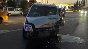Muş'ta Hafif Ticari Araç ile Otomobil Çarpıştı: 1'i Bebek 8 Kişi Yaralandı