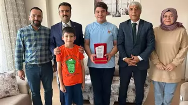 Ahlat Kaymakamı Batuhan Bingöl, 500 tam puan alan öğrenciyi ziyaret etti