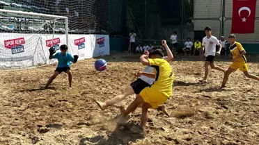 Gölcük Belediyesi tarafından düzenlenen Kum Futbol Turnuvası başladı