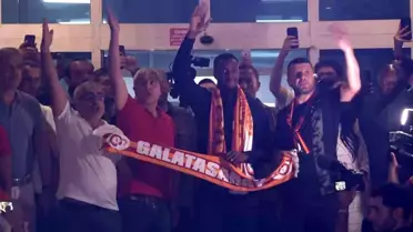 Galatasaray'ın transfer görüşmelerine başladığı Wilfried Zaha, İstanbul'a geldi