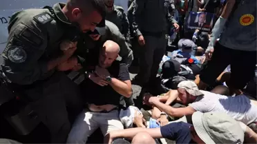 İsrail'de protestolar arttı! Bu defa Meclis'in etrafı savaş alanına dönerken, polis öfkeli kalabalığa engel olamıyor