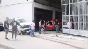 Afyonkarahisar'da Kaza: Hafif Ticari Araç Oto Tamirhanesine Girdi, Sürücü Hayatını Kaybetti