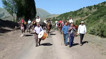 Bayburt'ta düğün öncesi cirit müsabakası düzenlendi