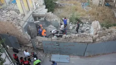 Kilis'te metruk binanın enkazında kalan kişi kurtarıldı