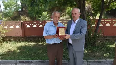 Boyabat Belediye Başkanı, 20 yıldır çevre temizliği yapan gönüllüye plaket sundu