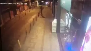 Kadıköy'de Kiracıya Tehdit: Maskeli Saldırgan Dükkanı Ateşe Verdi