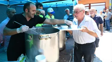 Lapseki Belediyesi Muharrem Ayı Dolayısıyla Aşure Dağıttı