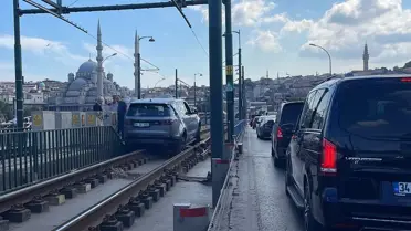 Galata Köprüsü'nde araç tramvay yoluna girdi, seferler normale döndü
