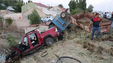 Ağrı'da Kamyonet ile Tezek Yüklü Traktör Çarpışması: 6 Yaralı