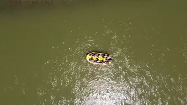 Erzincan'da Sıcaktan Bunalanlar Rafting Yapıyor