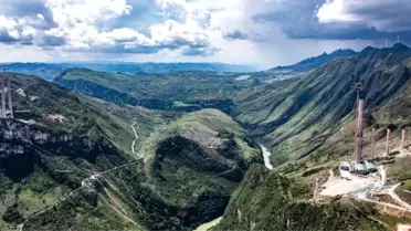 Çin'de Dünyanın En Yüksek Köprüsü İnşa Ediliyor