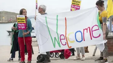 İngiltere'deki düzensiz göçmenler Portland Limanı'na getiriliyor