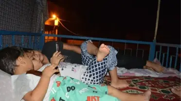 Güneydoğu Anadolu Bölgesi'nde Sıcaktan Bunalanlar Damlarda Uyuyor