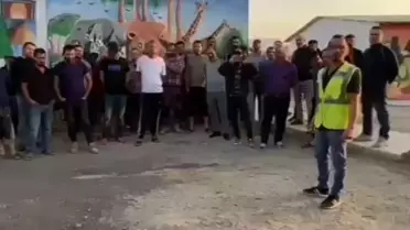 Tanzanya'daki Türk işçiler maaşlarını alamadıkları için eylem yapıyor