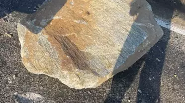 Manisa'da kaya parçasının düştüğü kamyonet şarampole yuvarlandı: 1 ölü, 3 yaralı
