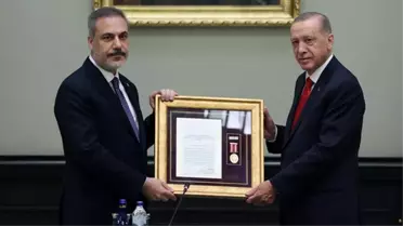 Cumhurbaşkanı Erdoğan, Hakan Fidan'a 'üstün hizmet madalyası' takdim etti 