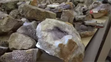 Doğadan çıkan yarı değerli taşlar kadınların elinde takıya dönüşüyor