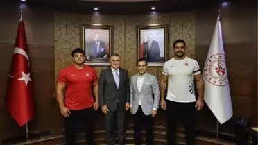Gençlik ve Spor Bakanı Osman Aşkın Bak, milli güreşçileri kabul etti
