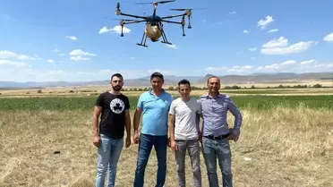 Kars'ta çiftçiler, dronlarla ilaçlama yapıyor
