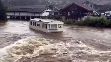 Norveç'te sel sularına kapılan prefabrik ev kağıt gibi ezildi 