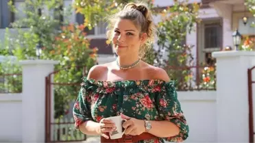 Ünlü Oyuncu Pelin Öztekin, plajda üstsüz poz verdi