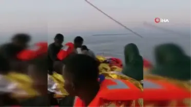Akdeniz'de sürüklenen aşırı yüklü teknede bulunan 76 göçmen kurtarıldı