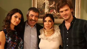 Yıllar önce Aşk-ı Memnu dizisinin setinde çekilen bir fotoğraf ortaya çıktı