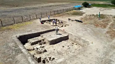 Tepecik Höyüğü'nde Geç Tunç Çağı'na ait yapı ve tahıl küpleri bulundu