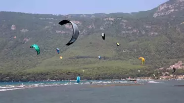 Gökova Körfezi'ndeki Akçapınar Sahili, Kitesurf Tutkunlarının Akınına Uğruyor