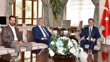 Bülent Arınç ve oğlu Manisa Valisi Enver Ünlü'yü ziyaret etti