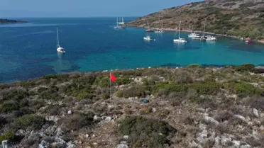 Bodrum Belediyesi, Zafer Bayramı ve Cumhuriyet'in 100. yılı için koylara ve adalara bayrak asıyor