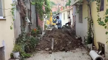 Emet ilçesinde alt yapı çalışmaları dar sokaklar yüzünden zor ilerliyor