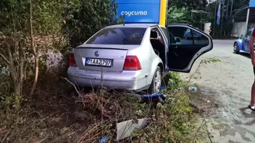Bartın'da otomobil akaryakıt istasyonunun ışıklı panosuna çarptı
