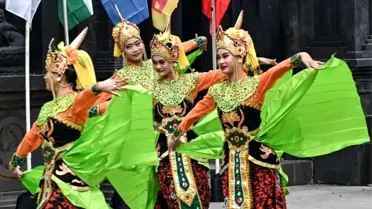 Endonezya'da düzenlenen Müzik ve Dans Folklor Festivali büyük ilgi gördü